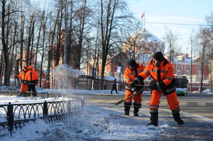 Уборка снега в Петровском парке.