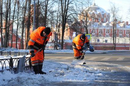 Уборка снега в Петровском парке.