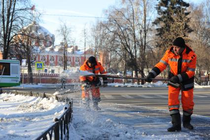 Уборка снега в Петровском парке.