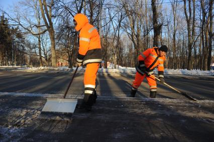 Уборка снега в Петровском парке.