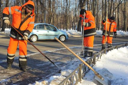 Уборка снега в Петровском парке.