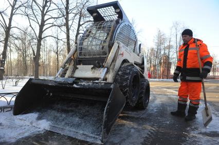 Уборка снега в Петровском парке.