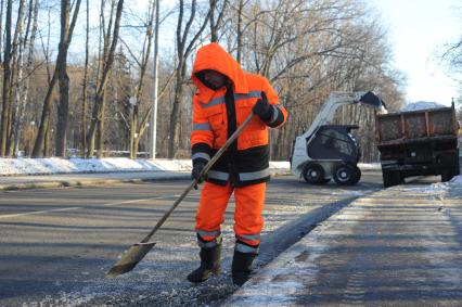 Уборка снега в Петровском парке.