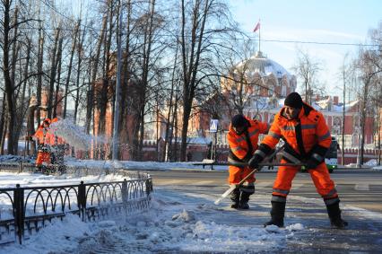 Уборка снега в Петровском парке.