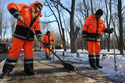 Уборка снега в Петровском парке.