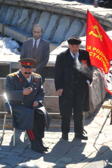 Двойники Ленина и Сталина курят в Александровском саду.