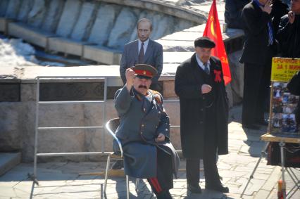 Двойники Ленина и Сталина в Александровском саду.