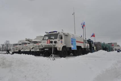 Коломенский район. Показное тактико-специальное учение с руководящим составом Коломенского районного звена Московской областной системы предупреждения и ликвидации чрезвычайных ситуаций по ликвидации последствий весеннего половодья на территории района. На снимке: подвижной пункт управления Главного управления МЧС России.