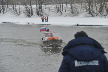 Коломенский район. Показное тактико-специальное учение с руководящим составом Коломенского районного звена Московской областной системы предупреждения и ликвидации чрезвычайных ситуаций по ликвидации последствий весеннего половодья на территории района. На снимке: спасатель МЧС в моторной лодке.