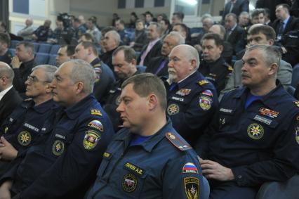 Коломенский район. Показное тактико-специальное учение с руководящим составом Коломенского районного звена Московской областной системы предупреждения и ликвидации чрезвычайных ситуаций по ликвидации последствий весеннего половодья на территории района. На снимке: сотрудники и руководители МЧС и Мособлпожспаса во время  заседания комиссии по чрезвычайным ситуациям.