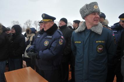 Коломенский район. Показное тактико-специальное учение с руководящим составом Коломенского районного звена Московской областной системы предупреждения и ликвидации чрезвычайных ситуаций по ликвидации последствий весеннего половодья на территории района. На снимке (слева направо): заместитель председателя правительства Московской области Василий Громов и заместитель начальника Главного управления МЧС России по Московской области Вячеслав Бутко.