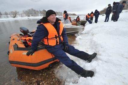 Коломенский район. Показное тактико-специальное учение с руководящим составом Коломенского районного звена Московской областной системы предупреждения и ликвидации чрезвычайных ситуаций по ликвидации последствий весеннего половодья на территории района. На снимке: спасатель МЧС во время учений.