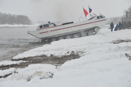 Коломенский район. Показное тактико-специальное учение Коломенского районного звена Московской областной системы предупреждения и ликвидации чрезвычайных ситуаций по ликвидации последствий весеннего половодья на территории района. На снимке: плавающий гусеничный транспортер ПТС-М во время учений.