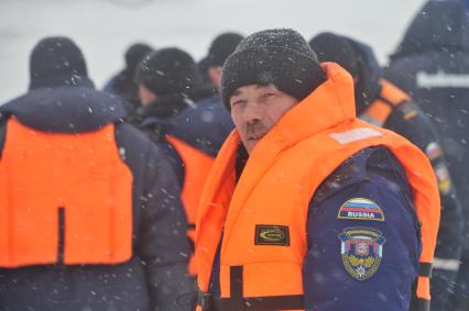 Коломенский район. Показное тактико-специальное учение Коломенского районного звена Московской областной системы предупреждения и ликвидации чрезвычайных ситуаций по ликвидации последствий весеннего половодья на территории района. На снимке: специалист МЧС в спасательном жилете.