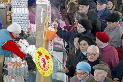 Огромные очереди за яйцами на одном из центральных рынков Минска накануне праздника Пасхи.