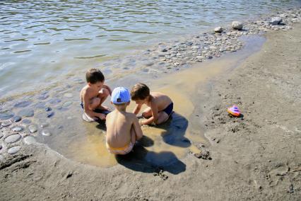 Дети плескаются в воде.