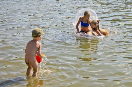 Дети купаются в озере.