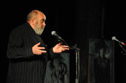 ЦДЛ. Вечер памяти Беллы Ахмадулиной, приуроченный к ее 75-летию. На снимке: писатель Евгений Попов.