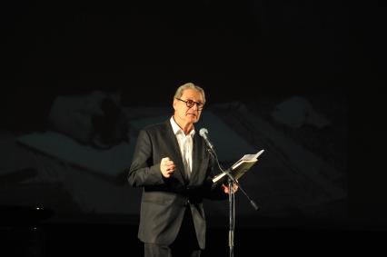 ЦДЛ. Вечер памяти Беллы Ахмадулиной, приуроченный к ее 75-летию. На снимке: актер Вениамин Смехов.
