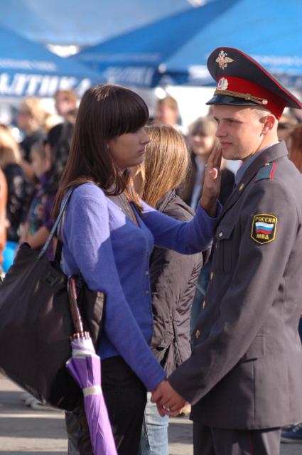 Молодой полицейский со своей девушкой.