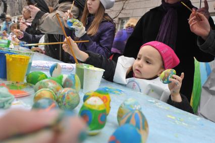 Во время Пасхального фестиваля `Живое Искусство` у Государственной Третьяковской галереи.