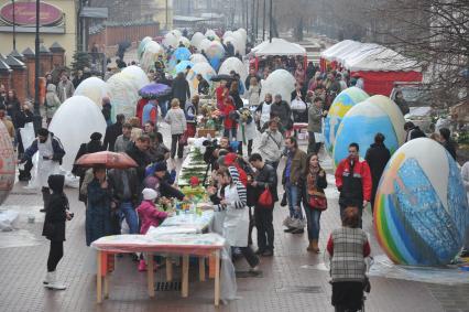 Во время Пасхального фестиваля `Живое Искусство` у Государственной Третьяковской галереи.