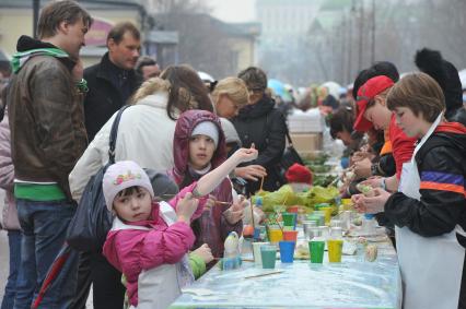 Во время Пасхального фестиваля `Живое Искусство` у Государственной Третьяковской галереи.