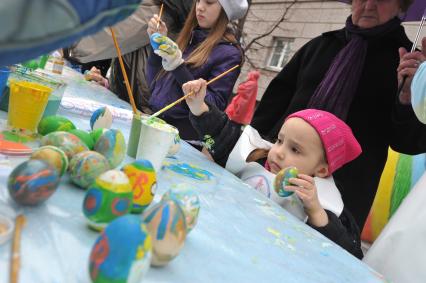 Во время Пасхального фестиваля `Живое Искусство` у Государственной Третьяковской галереи.