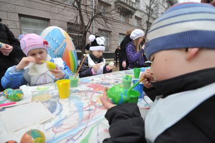 Во время Пасхального фестиваля `Живое Искусство` у Государственной Третьяковской галереи. На снимке: дети расписывают пасхальные яйца.