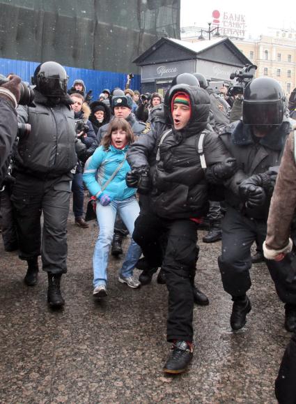 Митинг за честные выборы. Полицейские проводят задержание мужчины с фотокамерой.