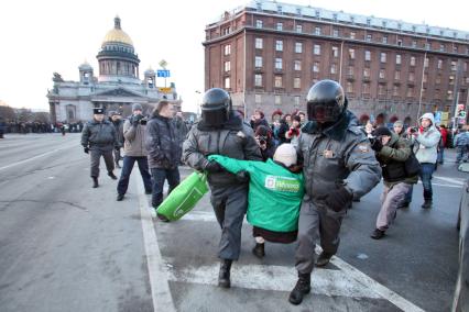 Митинг за честные выборы. Полицейские в защитных шлемах проводят задержание участника митинга.