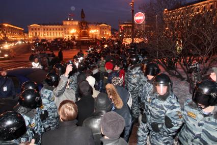 Митинг за честные выборы. Шеренги из сотрудников ОМОНа формируют дорожку для прохода участников митинга.