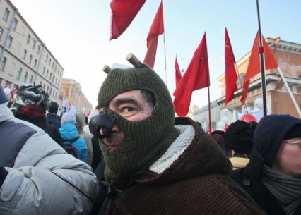 Митинг за честные выборы. Мужчина в шапке типа балаклавы с рожками на голове и искусственным носом.