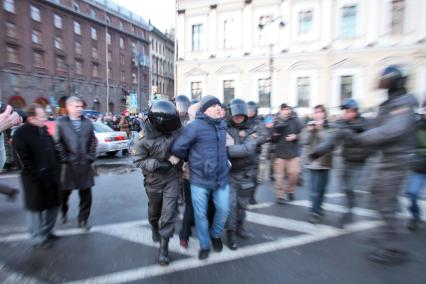 Митинг за честные выборы. Полицейские проводят задержание участника митинга.