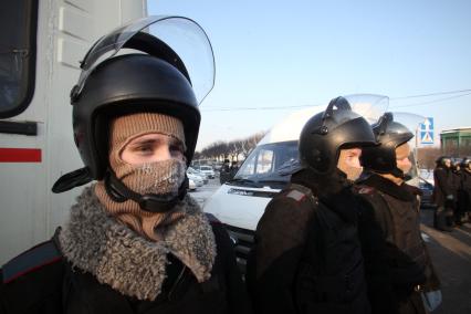 Митинг за честные выборы. Трое полицейских мерзнут на морозе.