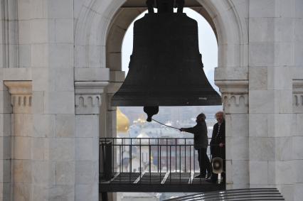 Колокольный звон Храм Христа Спасителя. На снимке: звонарь звонит в колокола.