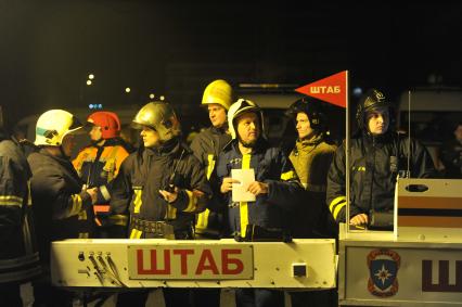 Спасатели на месте обрушения строящегося 6-этажного здания на территории опытно-экспериментального завода `Грейфер`.  На снимке: штаб специалистов МЧС.