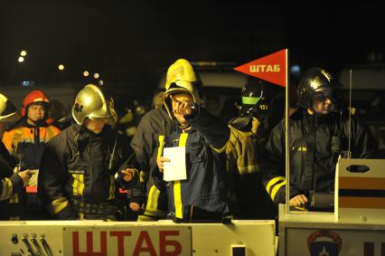 Спасатели на месте обрушения строящегося 6-этажного здания на территории опытно-экспериментального завода `Грейфер`.  На снимке: штаб специалистов МЧС.