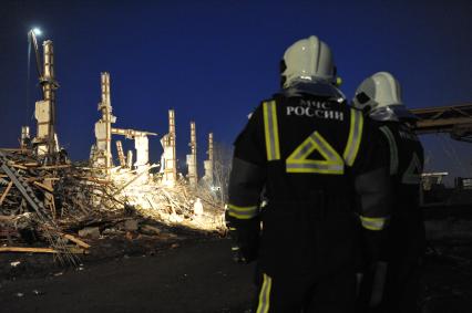 Спасатели на месте обрушения строящегося 6-этажного здания на территории опытно-экспериментального завода `Грейфер`.  На снимке: разбор завалов.