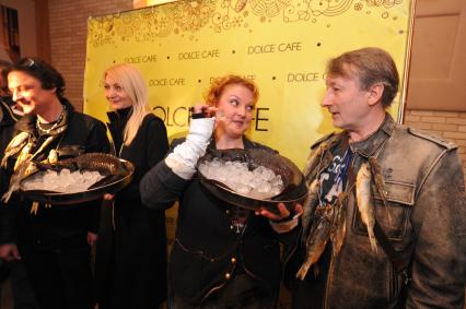Dolce-cafe. Первый женский чемпионат Москвы по забиванию `козла` `Коза 2012`. На снимке: шоумен Олег Назаров, модельер Наталия Дригант, актриса Наталья Унгард и корреспондент отдела культуры и светской хроники ИД `Комсомольская правда` Александр Мешков.