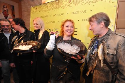 Dolce-cafe. Первый женский чемпионат Москвы по забиванию `козла` `Коза 2012`. На снимке: шоумен Олег Назаров, модельер Наталия Дригант, актриса Наталья Унгард и корреспондент отдела культуры и светской хроники ИД `Комсомольская правда` Александр Мешков.