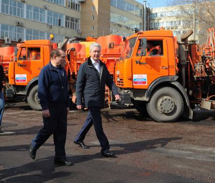 Мэр Москвы Сергей Собянин в ходе посещения государственного бюджетного учреждения `Автодороги` осмотрел новые образцы техники для уборки улиц города. На снимке: заместитель мэра Москвы по вопросам жилищно-коммунального хозяйства и благоустройства Петр Бирюков и мэр Москвы Сергей Собянин (слева направо).