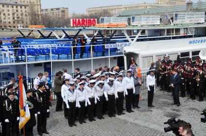 Открытие пассажирской навигации на Москве-реке. На снимке: торжественное построение на набережной.
