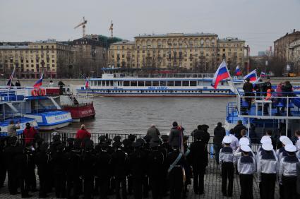 Открытие пассажирской навигации на Москве-реке. На снимке: речные трамвайчики у причала.