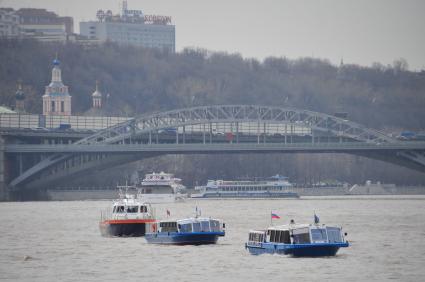 Открытие пассажирской навигации. На снимке: речные суда на Москва-реке.