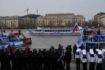 Открытие пассажирской навигации на Москве-реке. На снимке: речные трамвайчики у причала.