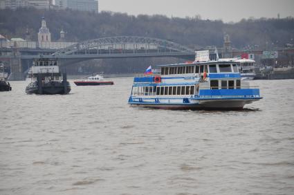 Открытие пассажирской навигации на Москве-реке. На снимке: речной трамвайчик.