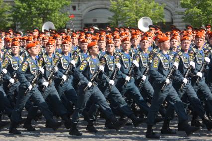 Парад на Красной площади, посвященный 65-й годовщине Победы в Великой Отечественной войне. На снимке: военнослужащие МЧС России.