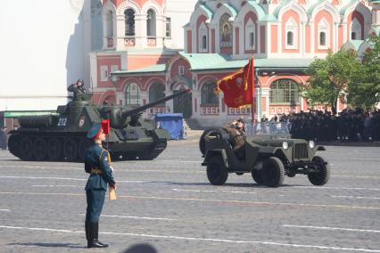 Парад на Красной площади, посвященный 65-й годовщине Победы в Великой Отечественной войне. На снимке: самоходная артиллерийская установка (САУ) Су-100 (слева).