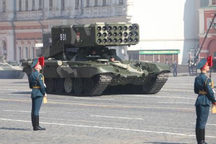 Парад на Красной площади, посвященный 65-й годовщине Победы в Великой Отечественной войне. На снимке: тяжелая огнеметная система ТОС-1А.